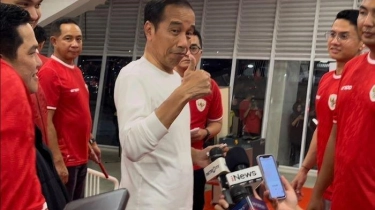 Jokowi Acungi Jempol Jersey Baru Timnas Indonesia