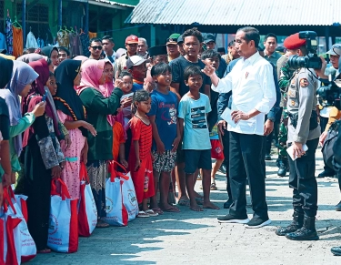 Jokowi Kunjungi Lokasi Banjir Demak, Minta Penutupan Tanggul Sungai Wulan Segera Tuntas