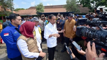Sama-sama Kunjungi Korban Banjir di Demak, Jokowi Malah Dibilang Ngintil Ganjar
