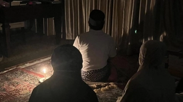 Ikut Gerakan Earth Hour, Cak Imin Salat Gelap-gelapan Pakai Lilin di Malam Ramadan