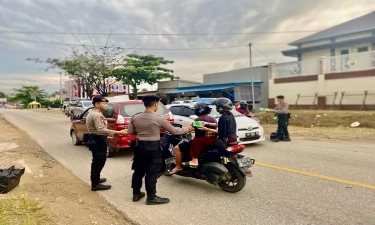 Berbagi Kebaikan di Bulan Ramadan, Polres Sekadau Bagikan Takjil kepada Pengguna Jalan