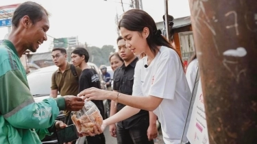 Bagi-bagi Takjil Gratis di Pinggir Jalan, Momen Azizah Salsha Tetap Dikawal Ajudan Bikin Netizen Gagal Fokus
