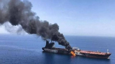 Komando Pusat AS: Kapal Tanker China Terbakar Kena Rudal Balistik Houthi, Yaman Salah Sasaran?