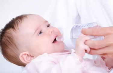 Mama Wajib Baca! 4 Fakta dan Mitos Tentang Dot Bayi, Benarkah Bisa Merusak Pertumbuhan Gigi Anak?