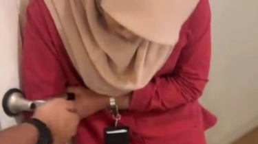 Bercanda dengan Teman Kantor, Tangan Wanita Malaysia Ini Nyangkut Digagang Pintu