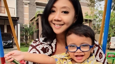 Cerita Asri Welas Tentang Anaknya yang Lahir dengan Katarak Kongenital Hingga Pakai Kacamata Plus 13