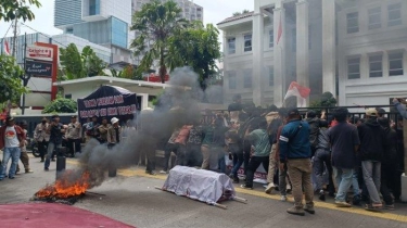 Unjuk Rasa Mahasiswa di PTTUN Jakarta Diwarnai Aksi Bakar Ban dan Gotong Keranda Mayat