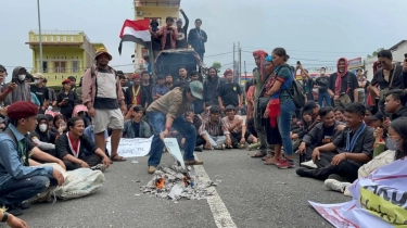 Massa Bela Ketua Adat Bentrok di Polda Sumut, Bakar Foto Kapolda