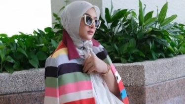 Outfit Putih ala Syahrini: Pakai Tas Favorit Konglomeret, Hijab Produk Lokal
