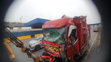 Sopir Truk Merah Terlibat Kecelakaan di GT Tol Halim Sebut Beli Semua Mobil: Kayak Mainan ya Dik