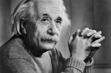5 Kebiasaan Unik yang Membentuk Kecerdasan Albert Einstein, Salah Satunya Tidak Menggunakan Kaos Kaki
