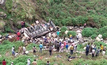 Bus Terjun ke Jurang, 45 Orang Tewas, Satu-satunya yang Selamat Anak Kecil 8 Tahun