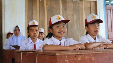Momen Berbagi Saat Ramadan, 1.000 Pasangan Sepatu Dibagikan ke Anak Sekolah di Jawa