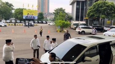 Momen Airlangga Hormat Sambut Prabowo Hadiri Buka Puasa Bersama di DPP Golkar