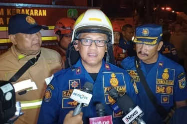 Sumber Air Jauh, Damkar Padamkan Kebakaran Gedung Amunisi Milik TNI dengan Cara Estafet
