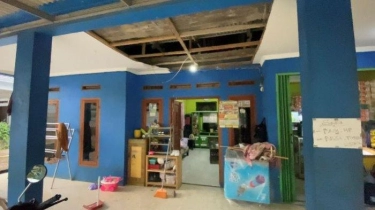 Foto-foto Rumah Warga Rusak Usai 'Dihujani' Proyektil Imbas Gudang Amunisi TNI Meledak, Plafon Jebol