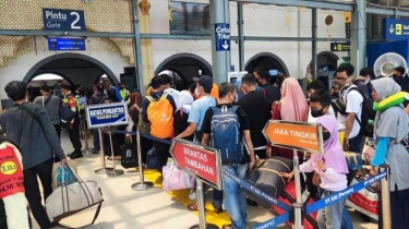 VIDEO Stasiun Pasar Senen Mulai Ramai Pemudik pada Pekan Ketiga Ramadan 2024
