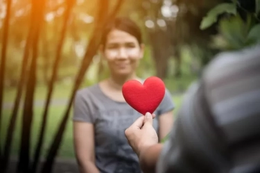 9 Tanda Orang Introvert Tertarik kepada Anda Lebih dari Teman, Salah Satunya Tidak Mau Basa-Basi