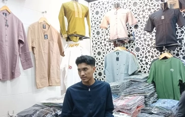 Jelang Lebaran, Penghasilan Pedagang Baju Koko di Pasar Tanah Abang Naik Puluhan Juta