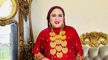 Penampakan Mira Hayati Pakai Jilbab Emas, Ramai Disentil Netizen: Mahal Doang, Aurat Nggak Ketutup