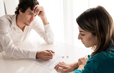9 Perilaku Orang yang Menyesal Menikah tetapi Sulit Mengakuinya, Apakah Pasanganmu Mendadak Berubah?