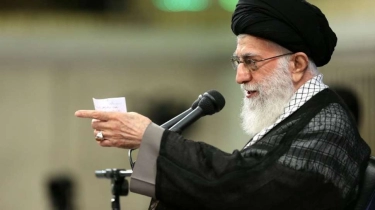 Ali Khamenei Bersumpah Akan Balas Serangan Israel Yang Tewaskan Jenderal Garda Revolusi Iran