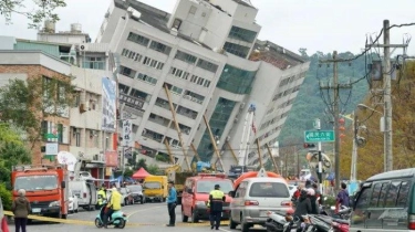 BERITA FOTO: Penampakan Gedung Berlantai 9 Ambruk Akibat Gempa M 7,4 di Taiwan
