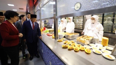 Prabowo Tinjau Program Makan Siang Gratis di Sekolah Beijing: Makanannya Sangat Sehat