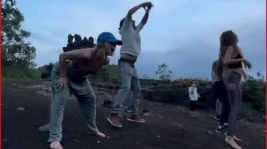 Sekelompok Bule Teriak-teriak di Gunung Yang Disucikan Umat Hindu di Bali