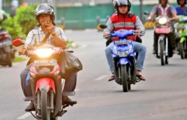 3 Bahaya Merokok saat Berkendara Motor di Jalan Raya, Salah Satunya Merugikan Orang Lain