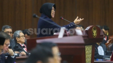 Tak Pernah Ikut Jokowi Bagi-bagi Bansos, Ini Penjelasan Mensos Risma di Sidang Sengketa Pilpres