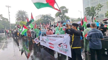 Di Tengah Guyuran Hujan, Demonstran Suarakan Kemerdekaan Palestina di Depan Kedubes Amerika Serikat