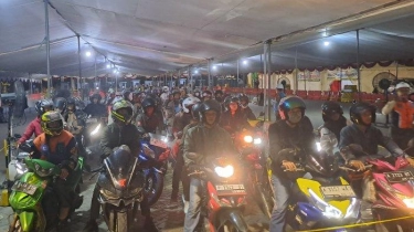Jumat Malam Pemudik Sepeda Motor Mulai Padati Pelabuhan Ciwandan Banten