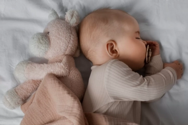 Bayi Lebih Baik Tidur Di Ruangan Gelap atau Terang? Simak Penjelasannya