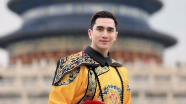 Verrell Bramasta Pakai Kostum Kaisar di Beijing, Turis dan Warga Lokal Antre Minta Foto Bareng