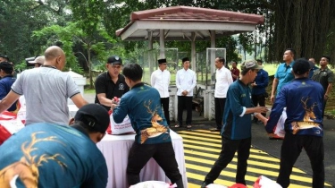 Bahagia Campur Haru Warga Dapat Sembako dari Presiden di Depan Istana Bogor: Pak Jokowi Is The Best