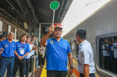 Pj Gubernur Jateng Lepas Langsung 1.088 Warga yang Ikut Mudik Gratis dengan KA di Stasiun Pasar Senen