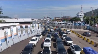Antrean Kendaraan Pemudik di Pelabuhan Merak Mengular Hingga KM 84 Tol Tangerang-Merak