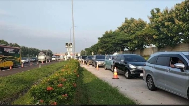 Pantauan Arus Mudik Terkini, Antrean Mobil di Rest Area KM 86A Tol Cipali Membludak Minggu Pagi