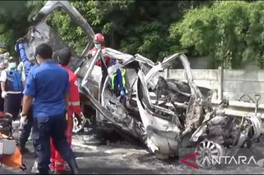Korban Tewas Kecelakaan 'Adu Banteng' di Lajur Contraflow Tol Japek 13 Orang, Semua Penumpang Gran Max