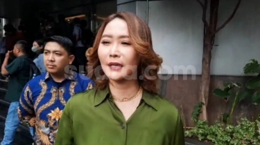 Bagikan THR ke Warga, Inul Daratista Tampil Stylish dengan Outfit Seharga Puluhan Juta