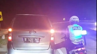 Viral! Aksi Polisi Stut Mobil Pemudik yang Mogok Sejauh 3 Km di Tol Cipali