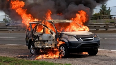Penyebab Mobil Terbakar Usai Kecelakaan dan Cara Mencegahnya