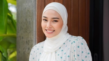 Momen Selebgram Dara Arafah Beri Kejutan Setumpuk Uang, Ekspresi Sang Ibunda di Luar Dugaan