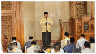 Berbaju Koko Kuning Cerah, Airlangga Hartarto Salat Idulfitri di DPP Golkar Bersama Masyarakat