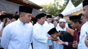 Prabowo Salat Idulfitri 1445 H Bersama Warga Bojong Koneng di Masjid Nurul Wathan Hambalang