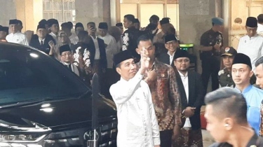 Presiden Jokowi Selfie Bersama Warga di Istiqlal Usai Salat Idulfitri