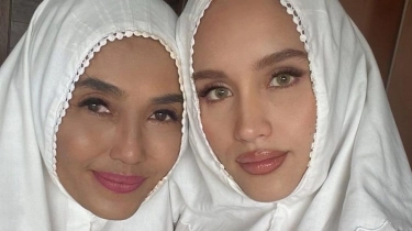 Cinta Laura Salat Idulfitri di Rumah Bikin Netizen Gaduh soal Siapa yang Khutbah, Apakah Sah?