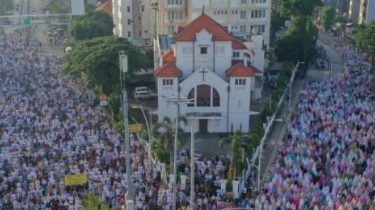 Indahnya Toleransi, Umat Muslim Jatinegara Gelar Salat Idul Fitri di Samping Gereja Protestan Koinonia