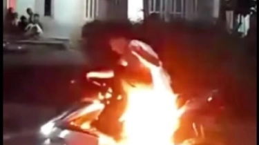 Netizen Sebut Kena Azab! Geber Motor di Malam Takbiran, Matic Pemuda Ini Tiba-tiba Terbakar